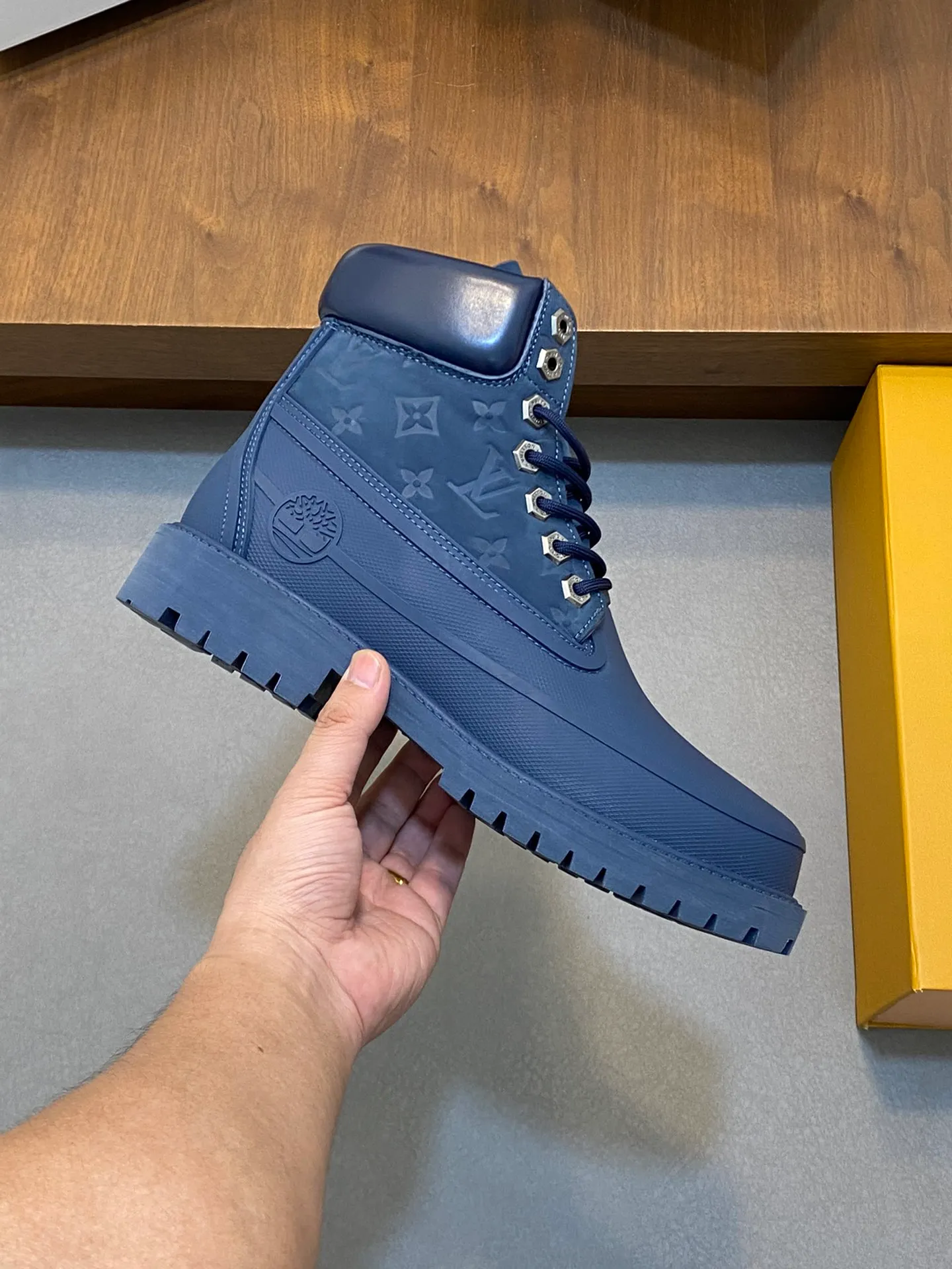 Men's men's shoes💰💰760 top-notch LV x Timberland Timberland co-branded presbyopic rhubarb boots ankle boots short boots, LV x Timberland ankle boots are made of Monogram embossed waterproof nubuck cow leather, relying on the brand's exquisite craftsmanship to carefully reshape the classic Timberland 6-inch boot shape in Italy, making an eye-catching appearance with American workwear style. Created by Pharrell Williams 2025 autumn and winter menswear show. The Monogram embossed tongue, original Timberland laces and outsole are exquisite details, the leather label expresses the cooperation logo, and the delivery counter is exquisitely packaged! Math 39-44 (order 45)